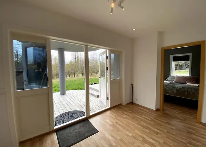 4-Room Spacious Condo W Patio